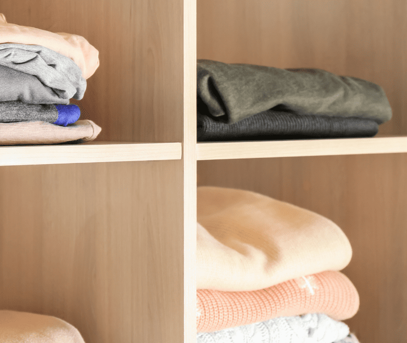 Een overzichtelijke garderobe is een must